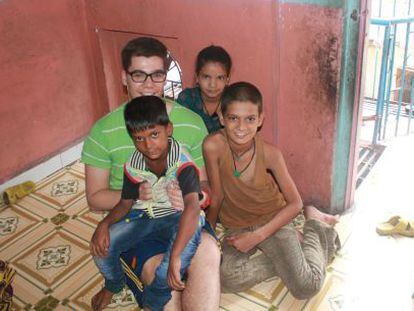 Manuel, con varios niños de una clase de apoyo de una escuela de Surat.