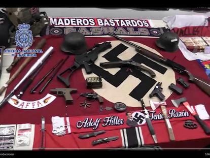 El arsenal y la simbología incautados por la Policía en el registro al grupo neonazi de Sabadell.