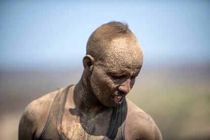 Abdul, uno de los trabajadores afar contratados durante el mes de noviembre de 2021 para la excavación arqueológica, cubierto de polvo y sudor.