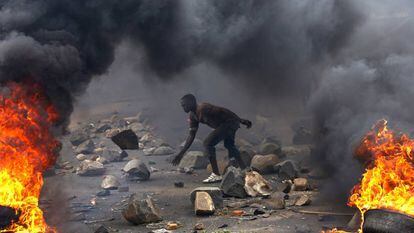 Un ciudadano, en una protesta este 7 de junio contra el presidente de Burundi.