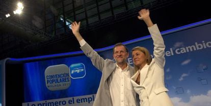 El presidente del PP, Mariano Rajoy, y la secretaria general, Dolores de Cospedal, saludan al público en la convención en Málaga.