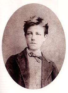 Rimbaud, fotografiado por Étienne Carjat en 1871 (izquierda), y en Harar, 1883, foto hecha por él mismo, 'con los brazos cruzados, en un jardín de bananos'.