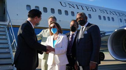 Nancy Pelosi saludaba al ministro de Exteriores de Taiwán, Joseph Wu, el miércoles en el aeropuerto de Taipéi.