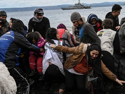 Varios refugiados afganos procedentes de Turquía desembarcan el viernes en la isla griega de Lesbos. En vídeo, Turquía abre la frontera para que los refugiados sirios entren en Europa.