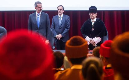 Felipe VI junto al presidente de la CRUE, José Carlos Gómez Villamandos, y el rector de A Coruña, Julio Abalde, este lunes en A Coruña.