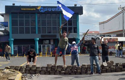 Los propietarios de comercios protegen sus negocios en Managua.