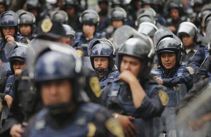Polic&iacute;as mexicanos hacen guardia en la Ciudad de M&eacute;xico. 