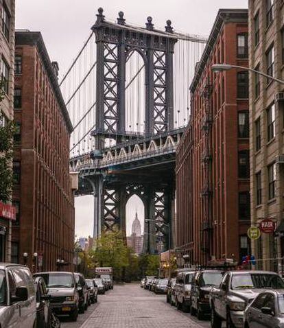 El puente de Manhattan visto desde una calle del barrio de Dumbo, en Brooklyn (Nueva York).