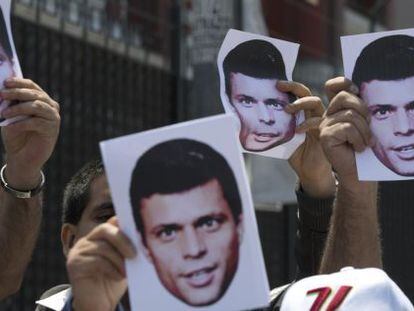 Protesta frente a la Embajada venezolana en Lima.