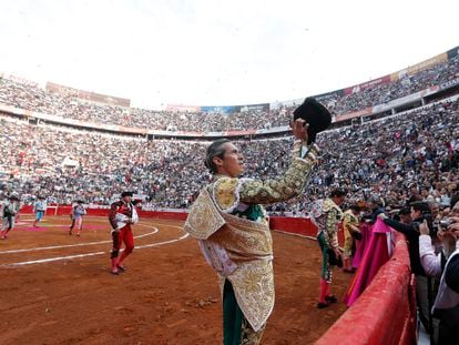 El torero mexicano Diego Silveti saluda al público, durante la corrida de este domingo Ciudad de México (México).