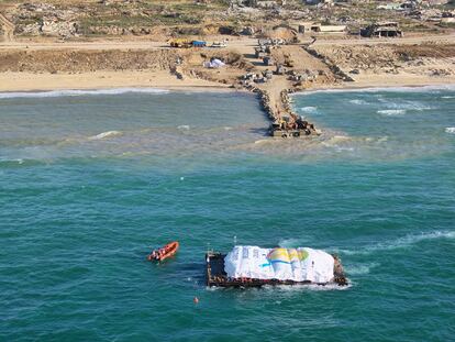 El barco español Open Arms empieza a descargar alimentos en la costa de Gaza.