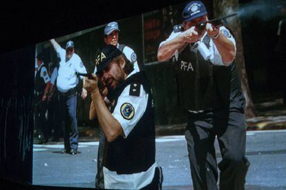 Una persona interpreta a un policía federal frente a una imagen real de diciembre de 2001 en 'Audición para una manifestación'.