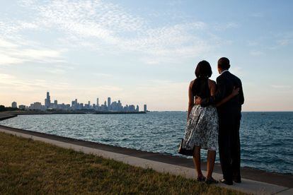 La pareja mira, de pie, el 'skyline' de la ciudad de Chicago en la orilla del lago Michigan.