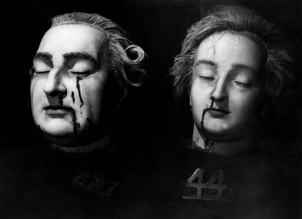 Esta imagen de 1937 muestra los bustos de cera de Luis XVI y María Antonieta, realizados a partir de las máscaras mortuorias tomadas por Marie Tussaud, en el museo londinense.