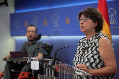 La portavoz de Sanidad de Unidas Podemos, Rosa Medel, da una rueda de prensa en presencia del portavoz de la formación en el Congreso, Pablo Echenique, a principios de julio.