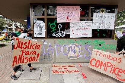 Un grupo de mujeres se manifiesta el viernes frente a un Comando de Atención Inmediata (CAI) de la Policía en Bogotá, Colombia.