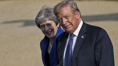 El presidente de EE.UU., Donald J. Trump (d), on la primera ministra británica, Theresa May, durante la cumbre de la OTAN en Bruselas. EFE/CHRISTIAN BRUNA