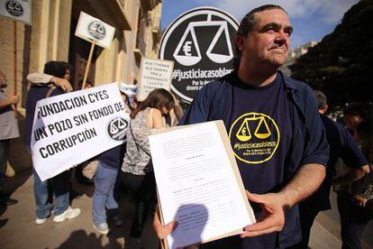 Carlos Xavier López, responsable de las ONG valenciana, celebra esta mañana la sentencia.