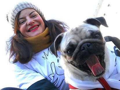 Una participante de la San Perrestre con su mascota.