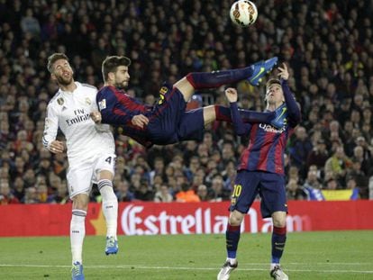 Piqu&eacute;, Ramos y Messi en el Camp Nou en 2015.