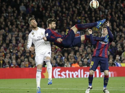 Piqu&eacute;, Ramos y Messi en el Camp Nou en 2015.