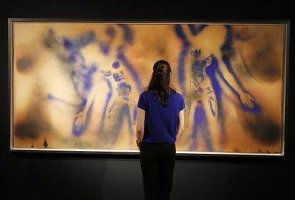 Una mujer observa una pintura, valorada en casi 30 millones de euros, del pintor franc&eacute;s Yves Klein. 