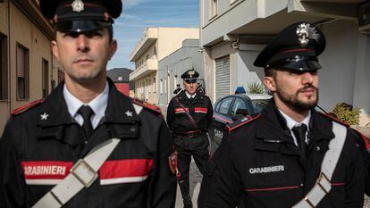 Carabineros en la localidad sicialiana de Campobello di Mazzara, donde se refugiaba el capo de la mafia Matteo Messina Denaro. 