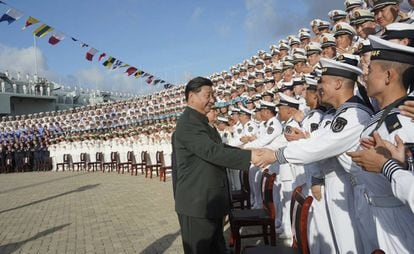 El presidente chino, Xi Jinping, saluda a marinos en el puerto de Sanya, en la provincia meridional de Hainan, el pasado 17 de diciembre.
