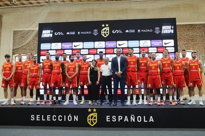 La Federación de baloncesto presentó a los 22 jugadores que lucharán por hacerse con un puesto en la lista de los 12 seleccionados, por Sergio Scariolo, para participar en el Eurobasket, que arrancará el 1 de septiembre ante Bulgaria. 