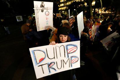 Una mujer muestra una pancarta de rechazo hacia el presidente electo Donald Trump en una manifestación en Tokio (Japón).