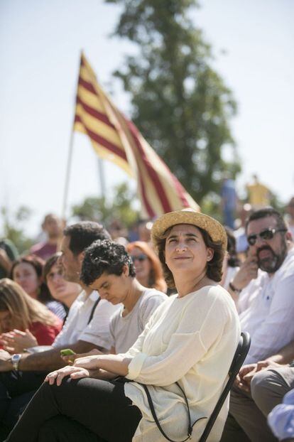 La alcaldesa de Barcelona, Ada Colau, en el acto de celebración de la Diada organizado por Podemos en Sant Boi del Llobregat.