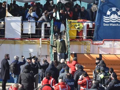 Desembarco de inmigrantes en Catania, el jueves.