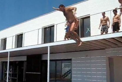 Captura de un vídeo en el que un turista salta a la piscina desde el balcón de su hotel.