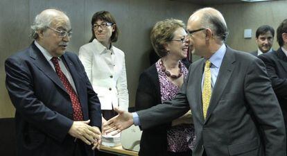 El ministro de Hacienda, Cristóbal Montoro saluda al consejero de Economía de la Generalitat, Andreu Mas-Colell.