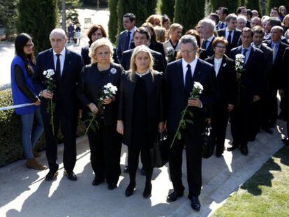 De izquierda a derecha en primera fila, Jorge Fernández Díaz, Ángeles Pedraza, María del Mar Blanco y Alberto Ruiz Gallardón; en el homenaje de la AVT en el Bosque del Recuerdo.