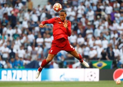 Virgil van Dijk, del Liverpool, durante el calentamiento.