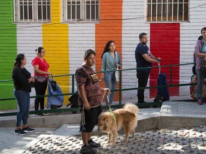 Reparto de alimentos en Aluche, por la asociación Red de Apoyo Mutuo Aluche.