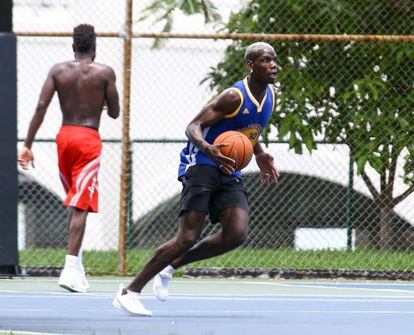 Pogba juega al baloncesto en Miami.