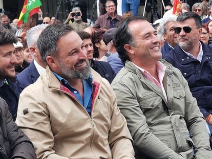 El líder de Vox, Santiago Abascal, y el candidato a la presidencia de la Junta de Castilla La Mancha, David Moreno Ramos, en Guadalajara, el domingo pasado