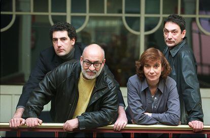 Desde la izquierda, los directores que llevaron sus películas al Festival de Berlín de 2000, Daniel Calparsoro, Gerardo Vera, Patricia Ferreira y Agustí Villaronga, fotografiados en la Filmoteca Española en Madrid. 