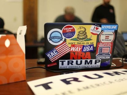 Un ordenador cubierto de pegatinas a favor del candidato presidencial republicano Donald Trump.