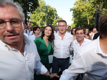 El líder del PP, Alberto Núñez Feijóo, en un mitin con la presidenta madrileña, Isabel Díaz Ayuso, y el alcalde de la capital, José Luis Martínez-Almeida, este jueves en Madrid.