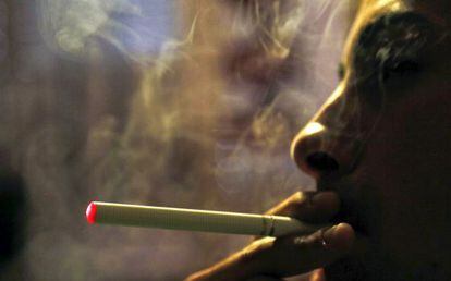 Los cigarros electrónicos tienen una batería que convierte en vapor las sustancias añadidas.