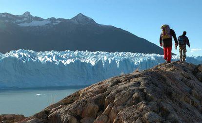 Senderistas en el parque nacional Los Glaciares (Patagonia Argentina).