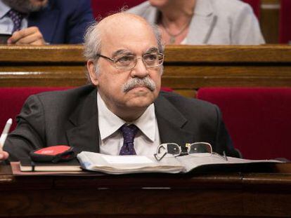 Andreu Mas Colell, en su esca&ntilde;o del Parlament. 