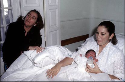 Isabel Pantoja y su madre con Kiko Rivera recién nacido, el 9 de febrero de 1984.