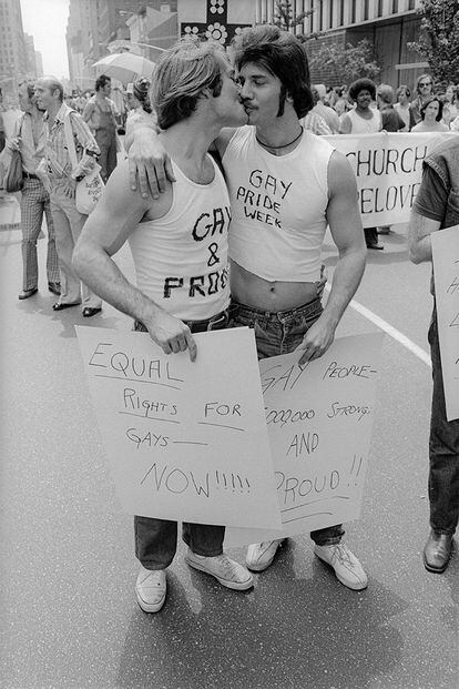 En 1975 dos hombres se besaban en Nueva York para reclamar (con sus camisetas iguales pintadas a mano) igualdad de derechos.