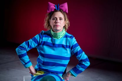 Hija de un aristócrata castellano, Juan Manuel Ruiz de la Prada y Sanchiz, y de una aristócrata catalana, María Isabel de Sentmenat y Urruela, Agatha Ruiz de la Prada, de 57 años, ostenta los títulos nobiliarios de marquesa de Castelldosríus y de baronesa de Santa Pau.