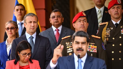 Tareck El Aissami, exministro de Petróleo de Venezuela, mira a Nicolás Maduro durante una conferencia de prensa, en Caracas en marzo de 2020.