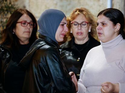 Amigas y vecinas de la mujer de 34 años asesinada por su pareja en Sagunto (Valencia), este jueves durante la concentración en el Ayuntamiento.